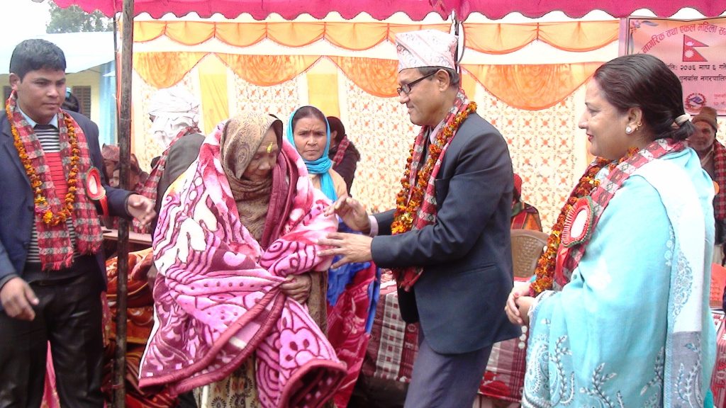 पुर्नवास नगरपालिकाले जेष्ठ नागरिकलाई कम्बल र एकल महिलालाई न्यानो लुगा बितरण गर्यो