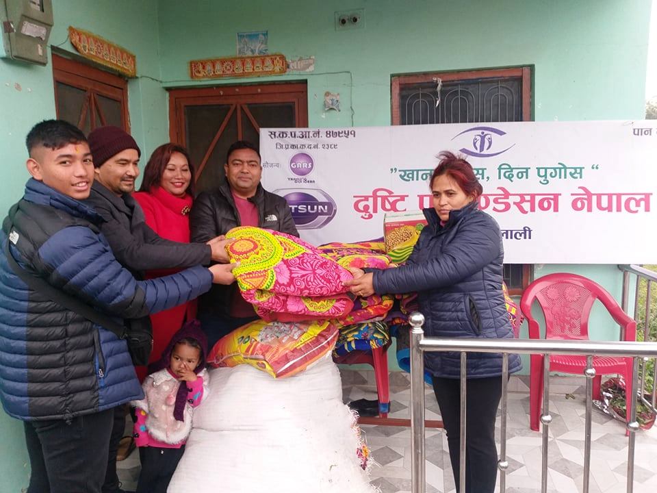 छोरीको जन्मदिनमा दृष्टि फाउण्डेसनलाई ११ स्पोर्टस क्लबका अध्यक्ष हमालद्धारा सहयोग