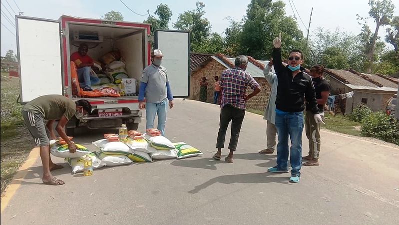 अमेरिका तथा अस्टेलियामा कार्यरत तथा बस्दै आएका समाजसेवी द्रारा धनगढी वडा नम्बर ३ मा खाद्यान्न वितरण