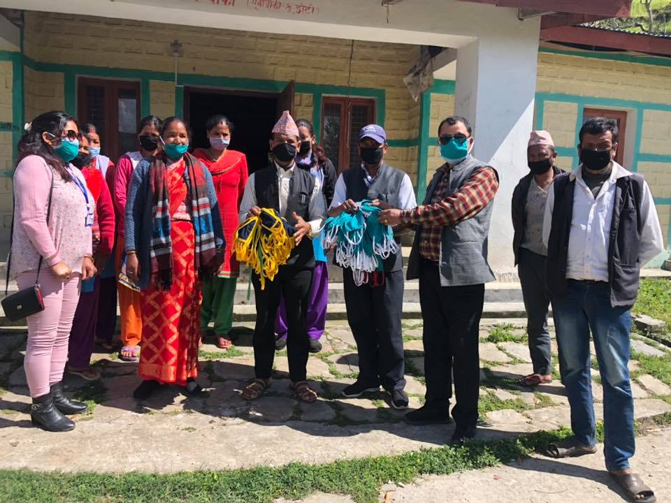 डोटीको पूर्वीचौकी गाउँपालिकाद्वारा मास्क, साबुन लगाएतका सामाग्री वितरण