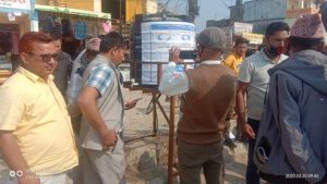धनगढीका मुख्य चोक र बसपार्कमा सर्वसाधारणलाई हात धुन साबुन पानी
