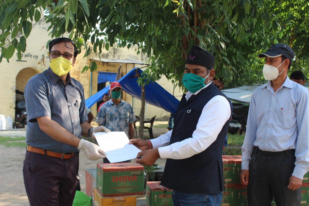 साइन नेपाल धनगढ़ीद्धारा कैलालीका थुनुवा कैदीहरुलाई सरसफाईका सामग्री हस्तान्तरण