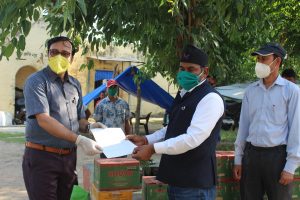 साइन नेपाल धनगढ़ीद्धारा कैलालीका थुनुवा कैदीहरुलाई सरसफाईका सामग्री हस्तान्तरण