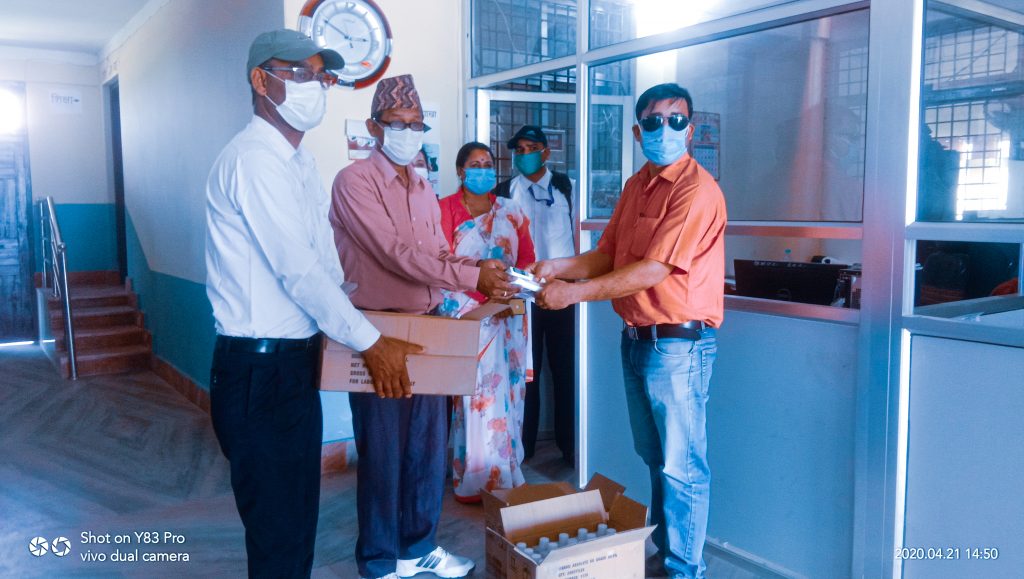 मन्त्री बिना मगरद्वारा  कञ्चनपुरका स्थानीय तहलाई  स्वास्थ्य सामग्री सहयोग