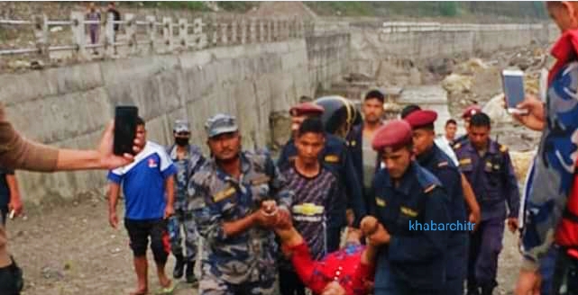 महाकाली नदि बाट उद्दार गरिएकी महिलाको उपचारका क्रम मा कोहलपुरमा ज्यान गयो