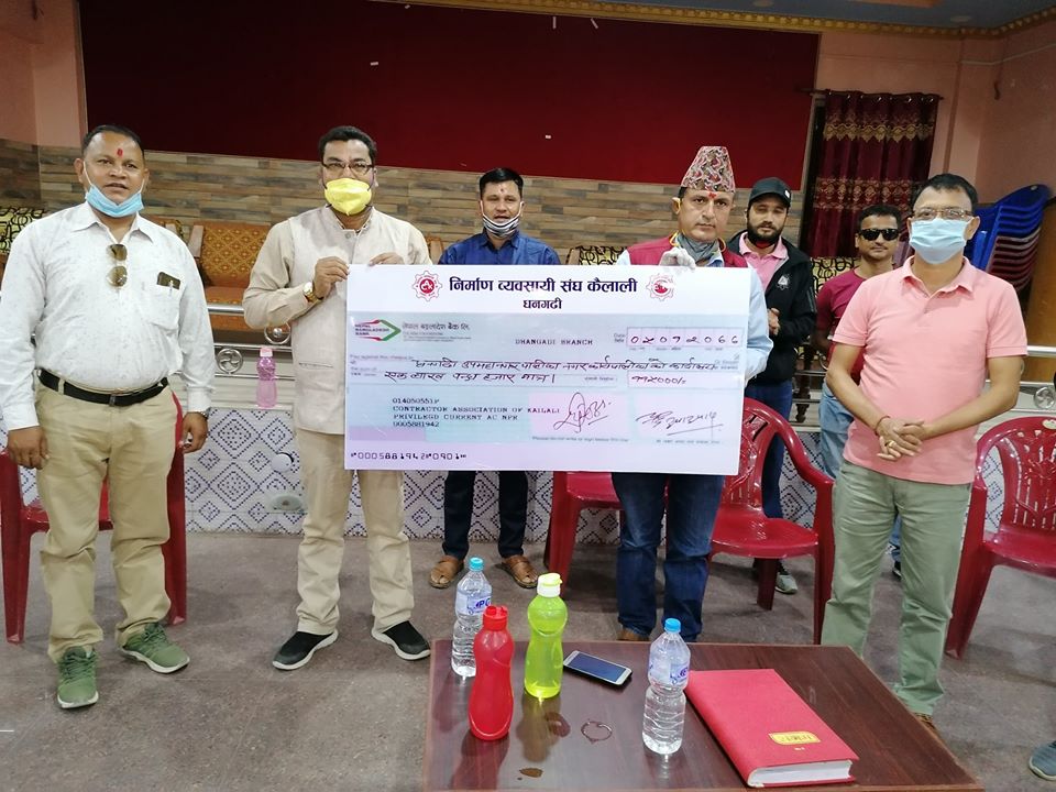 निर्माण व्यवसायी संघ कैलालीद्धारा एक लाख १५ हजार र ८ हजार थान मास्क सहयोग