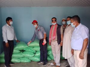 पर्यावरण एवं वन पैदावार संघ कैलाली द्वारा कैलालीका स्थानीय तहमा खाद्यान्न  वितरण