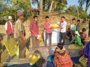 नेपाल परिवार दल डोटीले  बडी केदार गाउपालिकाका २५जना परिवारलाई  खाद्यान्न बितरण गर्यो