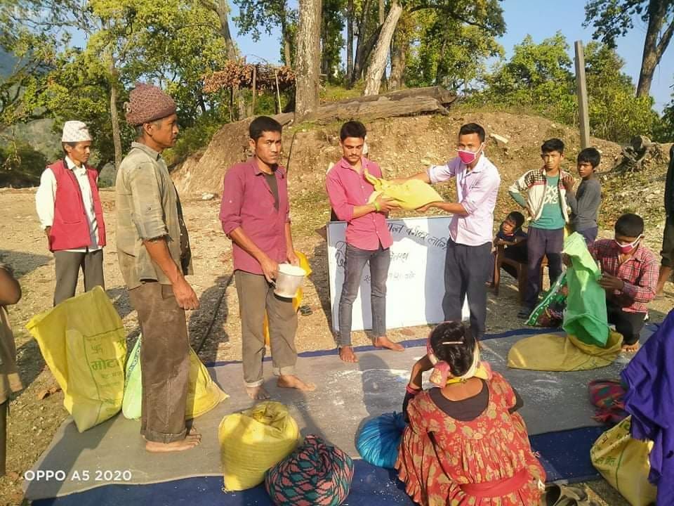 नेपाल परिवार दल डोटीले  बडी केदार गाउपालिकाका २५जना परिवारलाई  खाद्यान्न बितरण गर्यो