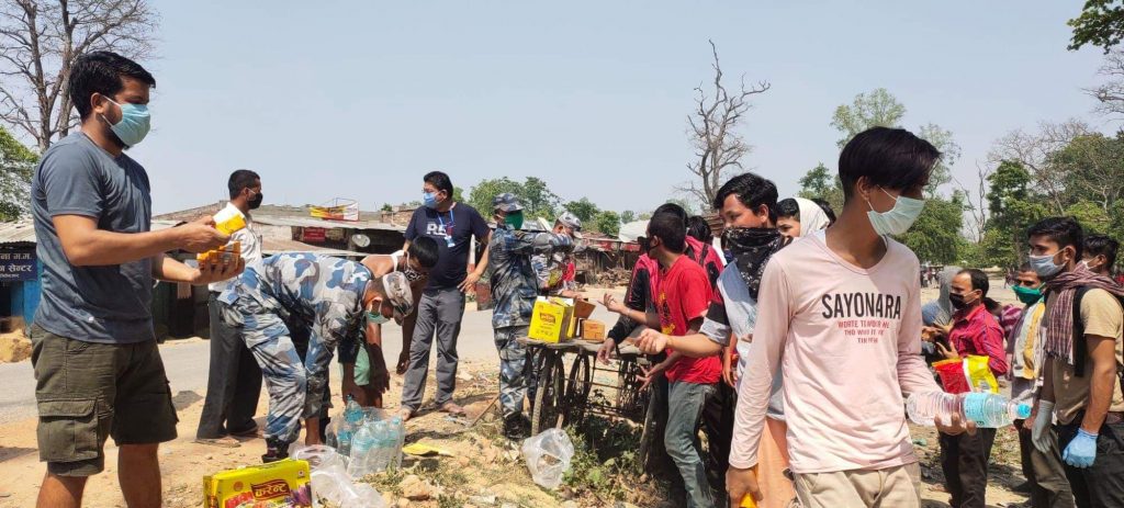कैलाली उद्योग बाणिज्य संघका अध्यक्ष कुँवरको सकृयतामा सीमामा अलपत्र नागरिकलाई खाद्यान्न वितरण