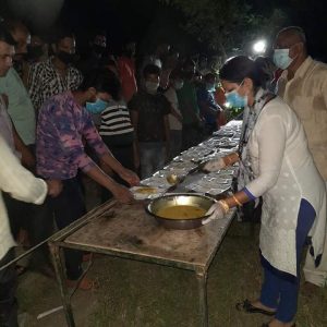 रोयल कोलाबोरेटिभ्स भारतबाट आएका नेपालीलाई खाना खुवाउदै