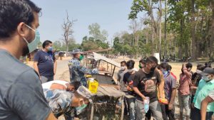 भारतवाट आएका सिमासम्म पुगेका नेपालीहरुलाई खाजा खुवादै:अध्यक्ष कुवँर