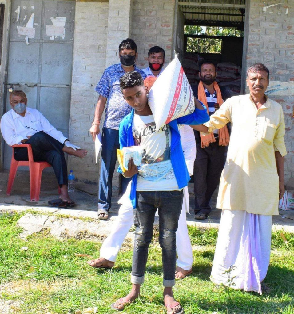 धोबिनी गापाको वाड न. १ र २ मा राहत वितरण गर्दै : अध्यक्ष कुर्मी