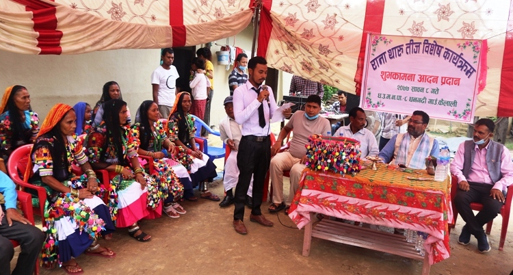 गाउँ धनगढीमा ( साबनकी डोला)भलमन्साको अगुवाईमा रानाथारु समुदायले मनायो तीज