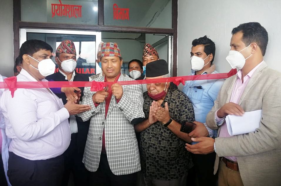 डडेल्धुरा अस्पतालमा स्थापना गरिएको पीसीआर मेसिनको उद्घाटन