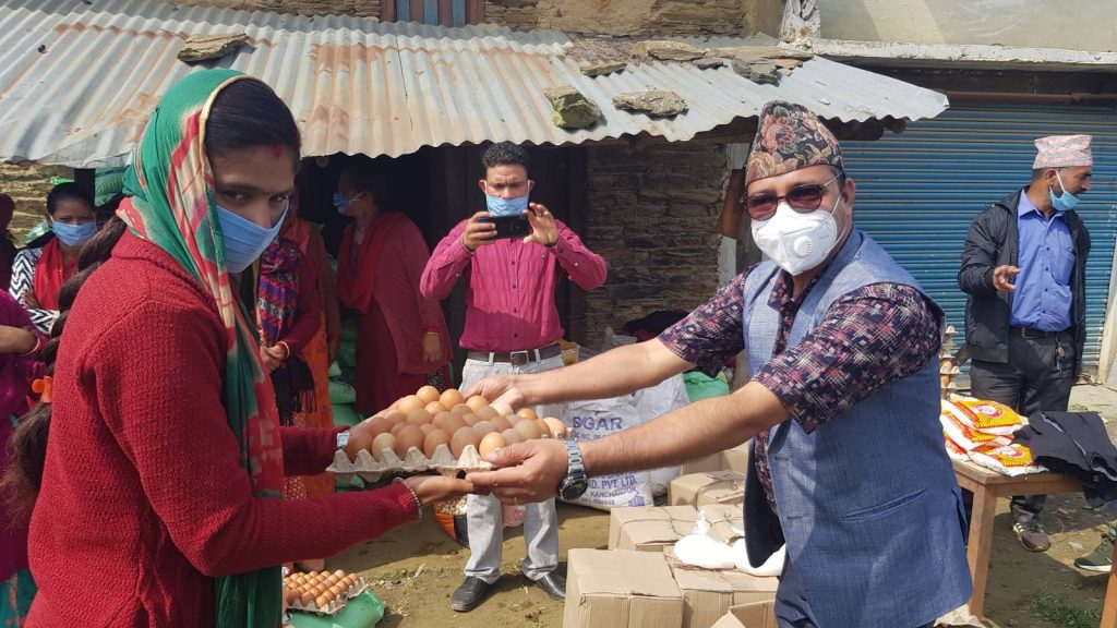 डडेल्धुरा लकडाउनबाट प्रभावित गर्भवती महिलालाई पौस्टिक आहार वितरण