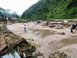 अछामको कैलाशखोलाले बगाएका १७ जना मध्ये, ६ जनाको लास भेटियो ।