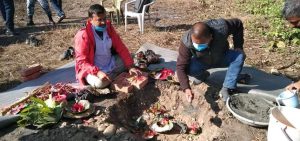 पर्साकोठोरीगाउँपालीका अध्यक्ष पदमलाल श्रेष्ठ द्वारा ठोरी २मा १५ सैयाकाे आधार भुत अस्पतालकाे शिलान्यास