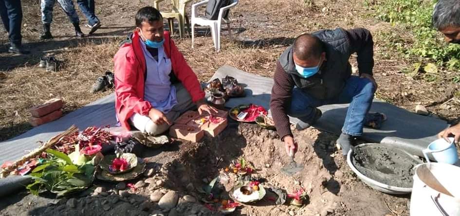 पर्साकोठोरीगाउँपालीका अध्यक्ष पदमलाल श्रेष्ठ द्वारा ठोरी २मा १५ सैयाकाे आधार भुत अस्पतालकाे शिलान्यास