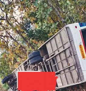 पलिया बाट बेङ्गलोर का लागि छुटेको बस महाराष्ट्र मा दुर्घटना चालक सहित४जना घाइते