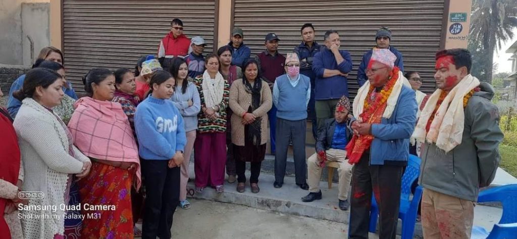 मतदातालाई  धन्यवाद दिदै निर्वाचित उम्मेदवार: पन्त र देउवा