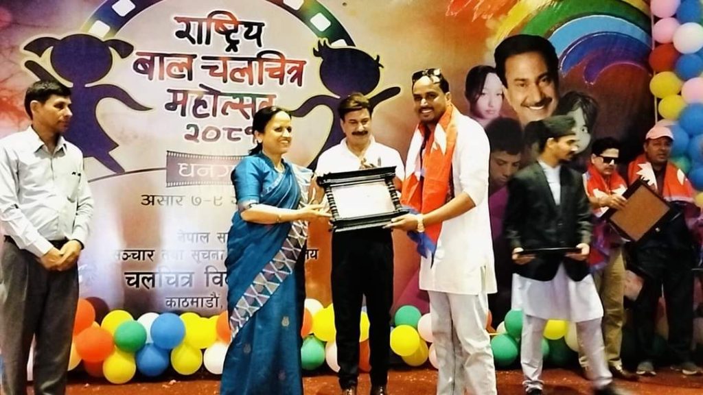 बाल कलाकारबाट अभिनय गरेका ग मेगास्टार चौधरी राष्ट्रिय बाल चलचित्र महोत्सवमा सम्मानित।