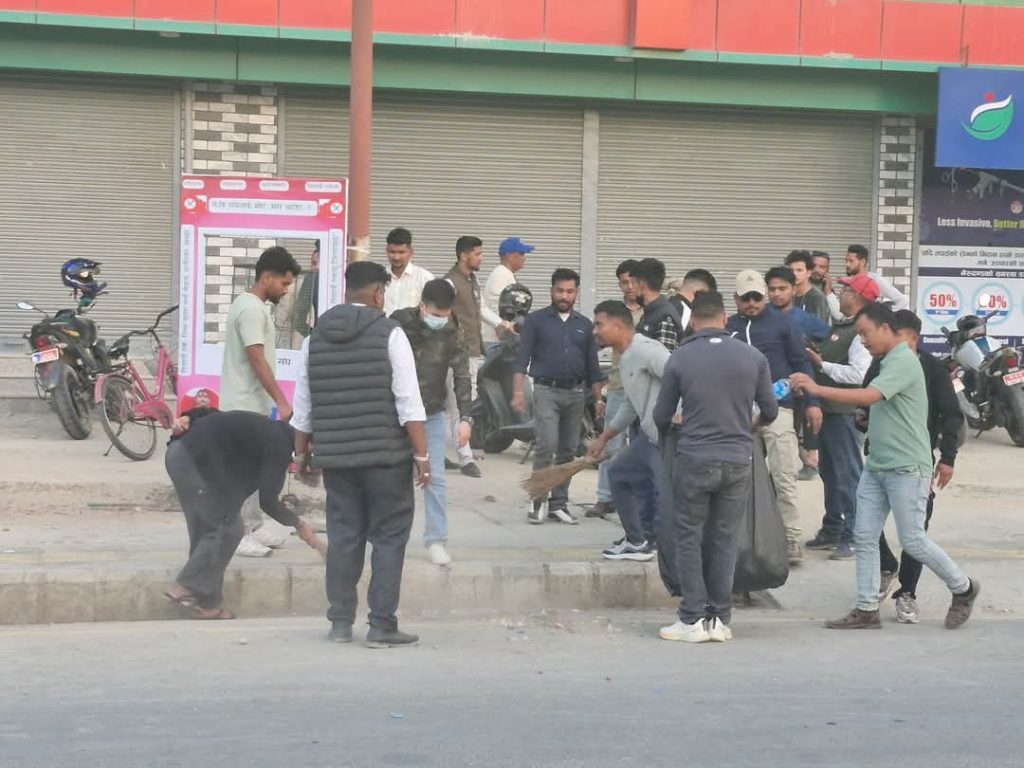 स्ववियु निर्वाचनमा प्रयोग भएका पर्चा पम्पलेटहरु सरसफाई गर्यो तरुण दल