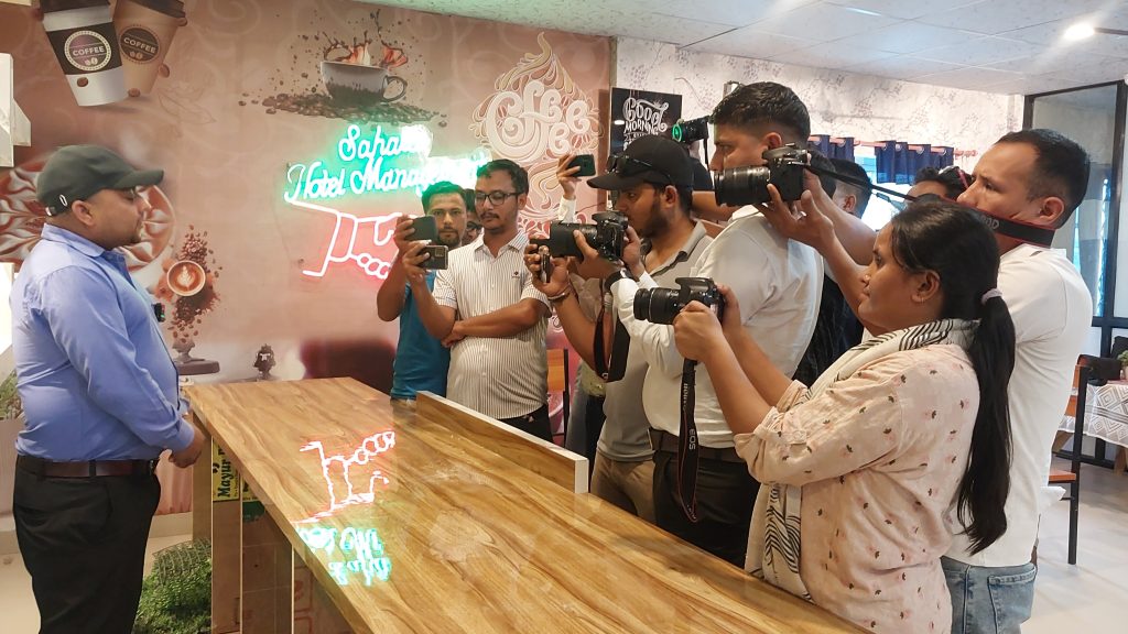 साहारा होटल म्यानेजमेन्टले धनगढीले  विद्यार्थीहरुलाई निःशुल्क वार टेंडर, बरिष्टा र बेकरी तालिम दिने