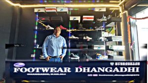 धनगढी लभली चोकमा फुटवयर सञ्चालनमा