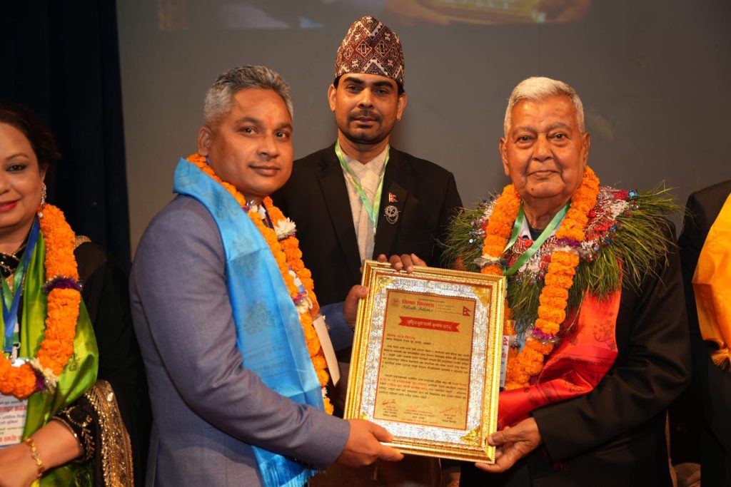 रोयल सुट हाउसका प्रबन्ध निर्देशक सुरज रैकाज्यूलाई राष्ट्रिय युवा उद्यमी सम्मान–२०८२