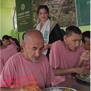 सानो सहयोगले ठूलो अर्थ राख्छ’ सरस्वती धामीद्वारा मानव सेवा आश्रममा भोजन